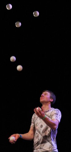 Mit bis zu 7 Bällen jongliert der Weltrekordhalter auf der Bühne.