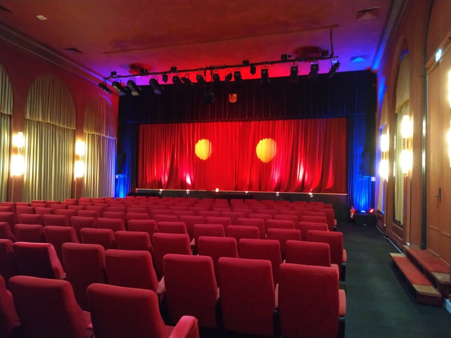 Im schönen Theater Geisler in Lübeck trat Jan mit seiner High-Tech-LED-Jonglageshow auf