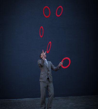 Eine absolut traumhafte Jonglagenummer bietet die Ring-Show von Jan Daumin